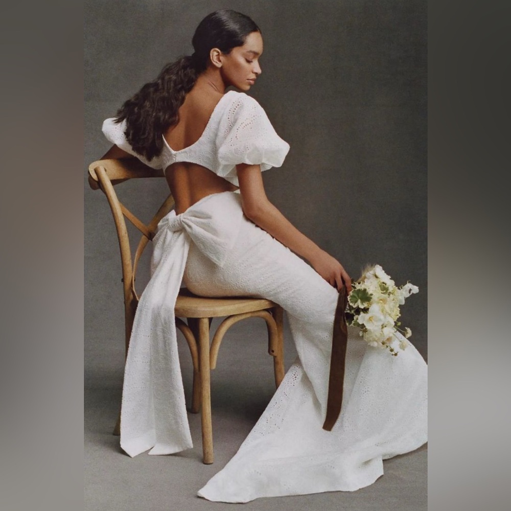 Elegant White Open-Back Bridal Dress with Puff Sleeves